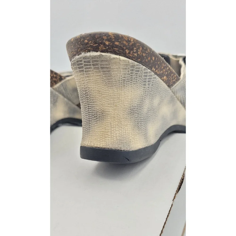Ariat Women's Wedge Sandals Size 9B Gray Cream Embossed Reptile Print Slip On - Picture 9 of 11